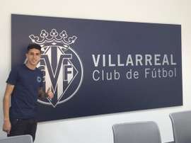 Cantalapiedra posa en la sede del Villarreal. Twitter
