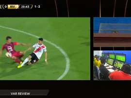 Entrada de Valdez que rendeu ao jogador um cartão amarelo. Captura/DAZN