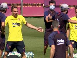 Setién spoke to Arthur at training. Screenshots/BarcaTV