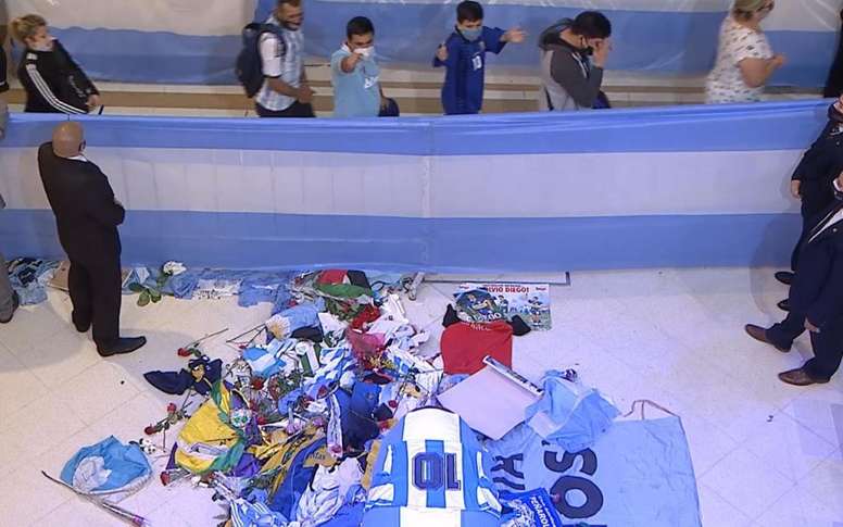 Adieux à Maradona : cercueil recouvert de fleurs, maillots et drapeaux. Captura/Twitter/CasaRosada