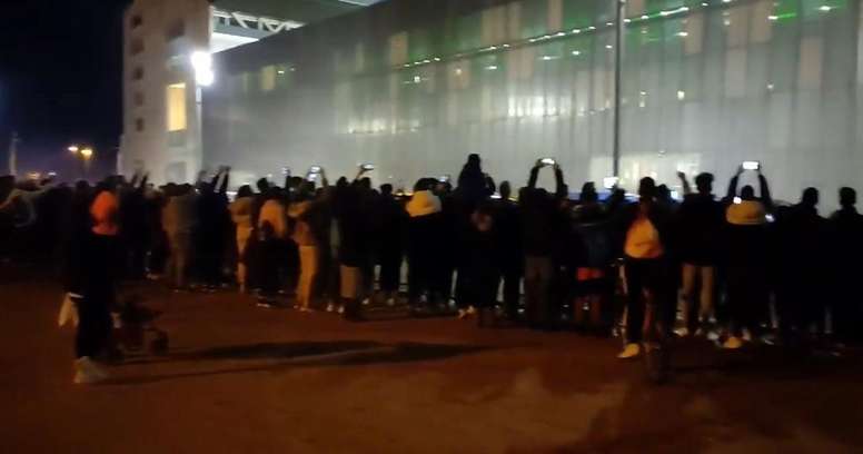 Más de un centenar de aficionados acudieron a esperar a los equipos. Captura/Twitter/JoseManuelSB85