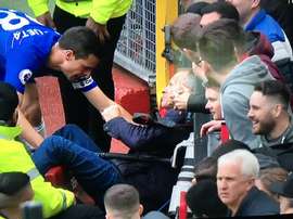 Azpilicueta salió despedido tras el choque con Lukaku. Captura/TheFarmerJones