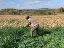 O duro treinamento de Cavani na roça. Captura/ECavaniOfficial