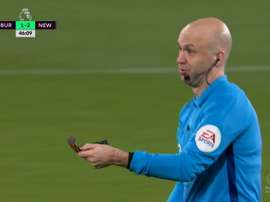 Anthony Taylor paró el partido tras la rotura del reloj. Captura