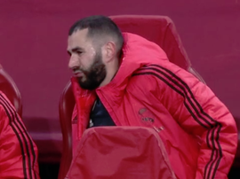Solari quitó del campo a un Benzema dolorido. Captura/MovistarLigadeCampeones