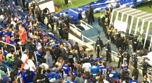 La afición de Cruz Azul explotó y lanzó objetos al banquillo