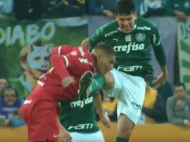 Brutal rodillazo en la cara de Gustavo Gómez a Paolo Guerrero. Captura/SporTV