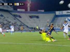 Zampedri pudo haber acabado en los vestuarios por una patada temeraria. Captura/FOXSports