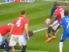 El árbitro no vio una clamorosa mano de Ashley Young. Captura