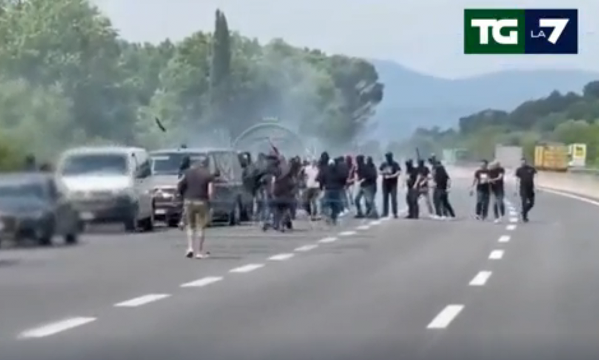 Ultras de Atalanta y Juve se encontraron camino a Roma... ¡y se pegaron en la autovía!