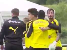Los dos jugadores del Borussia Dortmund protagonizaron una pelea en el entrenamiento. Twitter