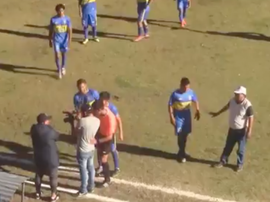 El árbitro se apoyó en un fotógrafo como VAR. Captura/TVD