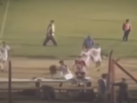 Un futbolista lanzó un portátil a un aficionado. Captura/Youtube