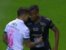 Pedro Aquino le pegó un cabezazo a un rival. Captura/TUDN