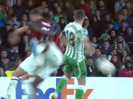 Choque terrible en el Betis-Milan. Captura/MovistarLigadeCampeones