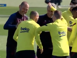 Barcelona squad welcome Braithwaite into training. Screenshot/FCBarcelona