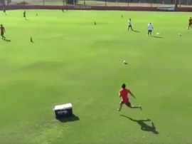 Agustín Bindella se llevó puesta la heladerita. Captura/TyCSports