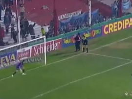 Contreras dio el pase a su equipo con un penalti de escándalo. Captura