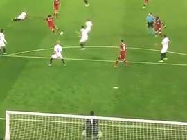 O momento do remate que viria a dar o 2-1 para o Liverpool. Twitter