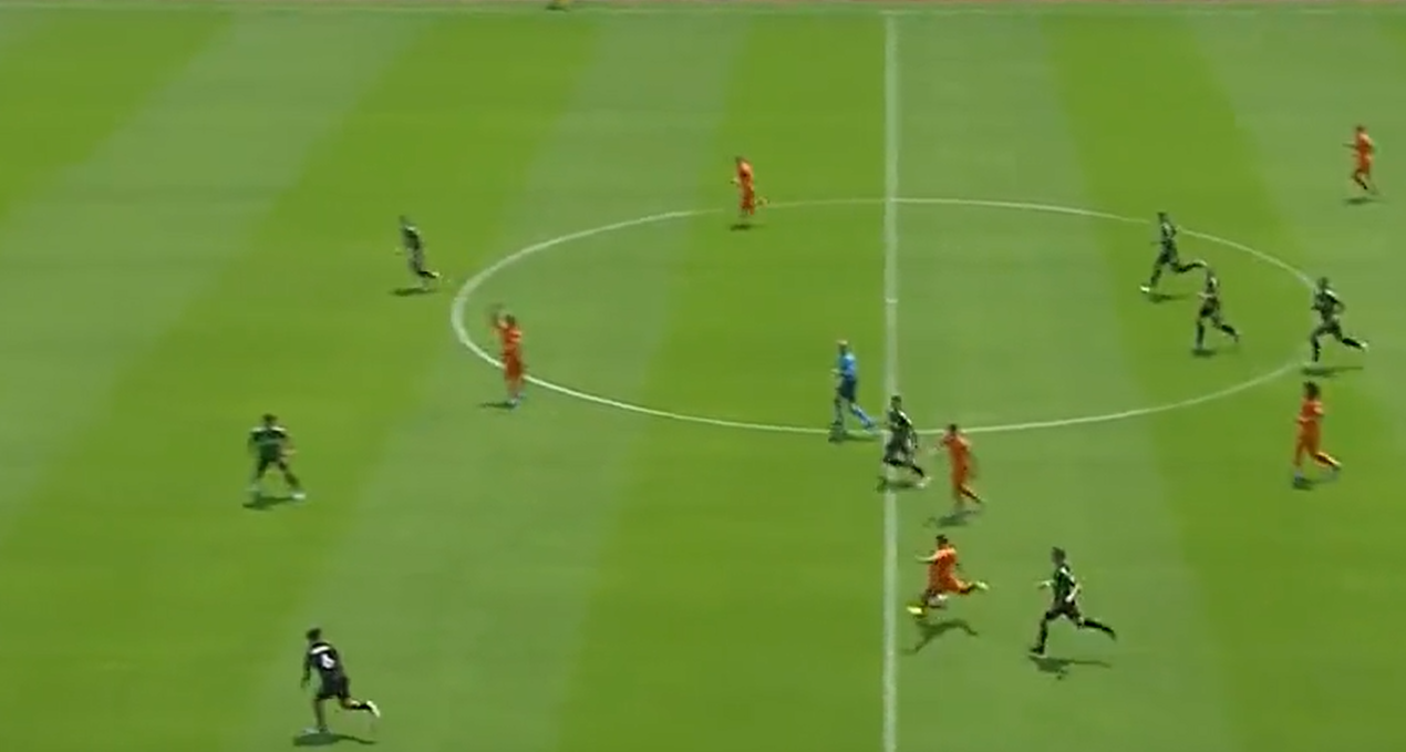 Vaya forma de empezar el derbi de Texas: ¡golazo desde el centro del campo de Ferreira!