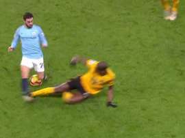 Terrible tacle de Boly. Movistar