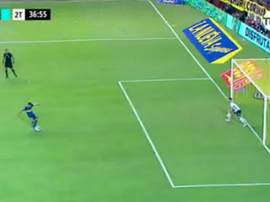 Ayala evitó el gol de Tévez desde el punto de penalti. Captura/TNT