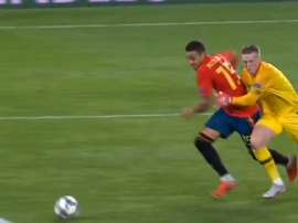 Pickford can be seen grabbing Rodrigo's waist. Captura/TVE
