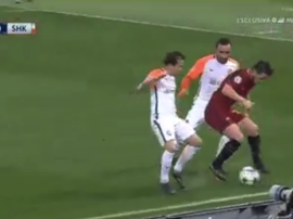 Florenzi left both players for dead with the piece of skill. Screenshot/Mediaset