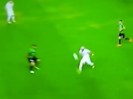 Neilton tiró un precioso sombrero a un Rafael Moura. Captura