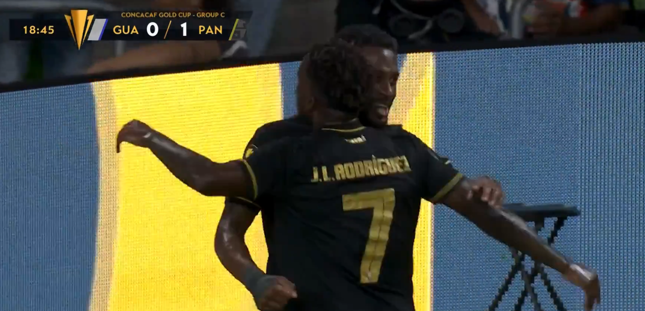 Panamá pone un pie en los cuartos de final