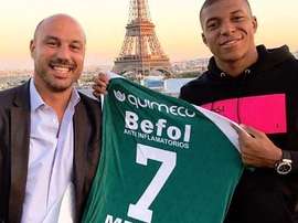El francés posa con la camiseta de su 'nuevo' equipo. Sarmiento