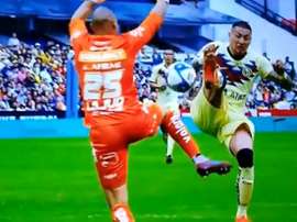 El América pidió penalti, el VAR lo revisó y Castillo acabó lesionado. Captura/TUDN