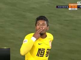Golazo y doblete de Paulinho para acariciar el título. Captura/CCTV