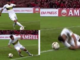 Resbalón, cabezazo y salvada: la extraña acción de Lisandro López. Captura/FoxSports