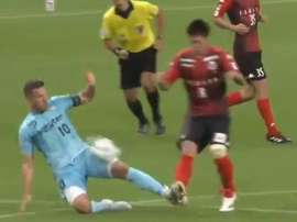 Podolski fue expulsado por esta entrada. Captura/yousef_teclab