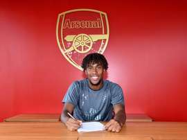 El delantero nigeriano seguirá siendo 'gunner'. Twitter/AlexIwobi
