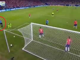 Quand Luis Suarez réclame une main... du gardien ! Capture/DAZN