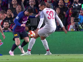 Matip le dio con la mano y el VAR no la pitó. Captura/Movistar