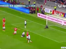 Magnifique performance du Russe face à la reprise de volée de l'Argentin. Twitter/@TyCSports