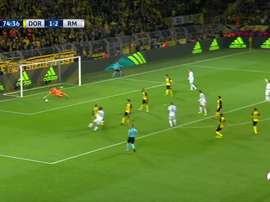 El cancerbero suizo metió la mano para evitar el gol de Isco. Twitter