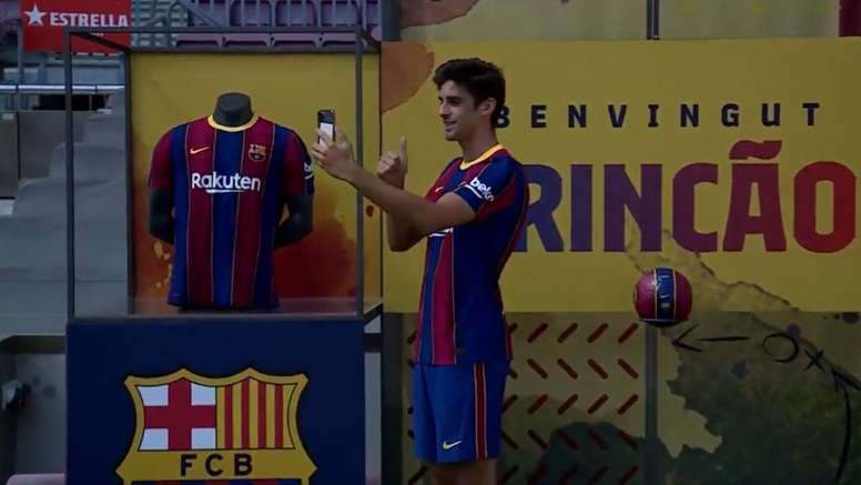 Asi Seguimos En Directo La Presentacion De Trincao Con El Barcelona Besoccer