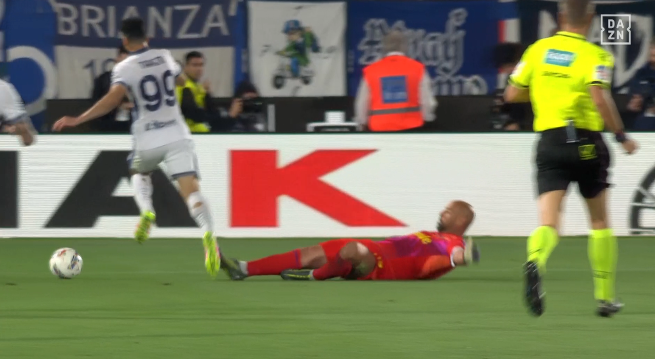 Reina, expulsado en su último partido como profesional