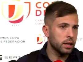 Jordi Alba tacle aussi Éric Abidal. Twitter/FCBarcelona_es