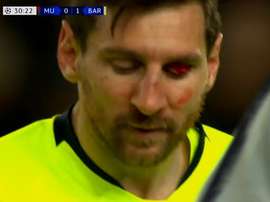 Messi divide com Smalling e leva a pior. Captura/Movistar