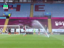 L'arrosage automatique activé en plein match à Aston Villa. Capture/DAZN