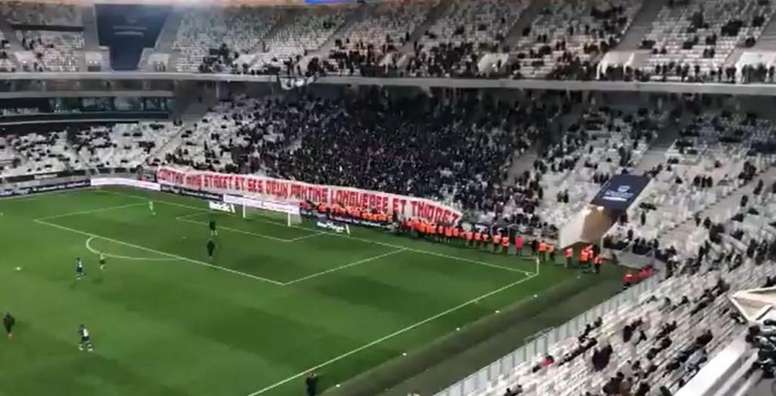 Des ultras des Girondins de Bordeaux stoppent la rencontre face à Nîmes. Captura/MalvesinDorian