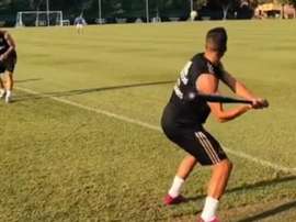 Lucas Vazquez hit a good shot playing baseball with teammates in Montreal. Captura/RealMadrid