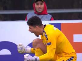 Matheus dived to save Hagi's penalty. Captura/MovistarLigadeCampeones