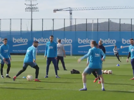 Piqué chamou Coutinho à atenção. Twitter/FCBarcelona_es