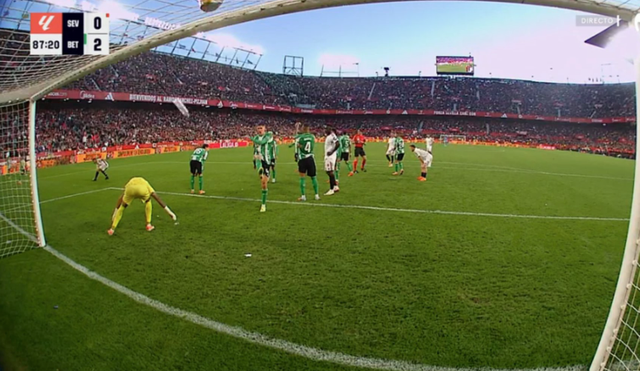 ¡Se paró 'El Gran Derbi' por el lanzamiento de objetos al campo!